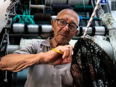 �Si tratta di un antico strumento da pesca � ci spiega �...
